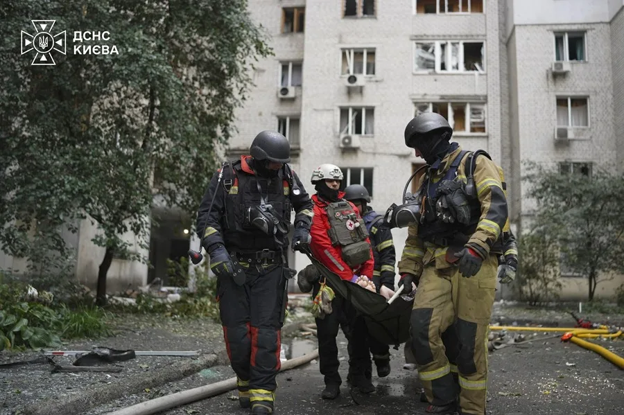 Tres muertos y siete heridos al impactar un dron ruso junto a un edificio de oficinas en Kiev en pleno día
