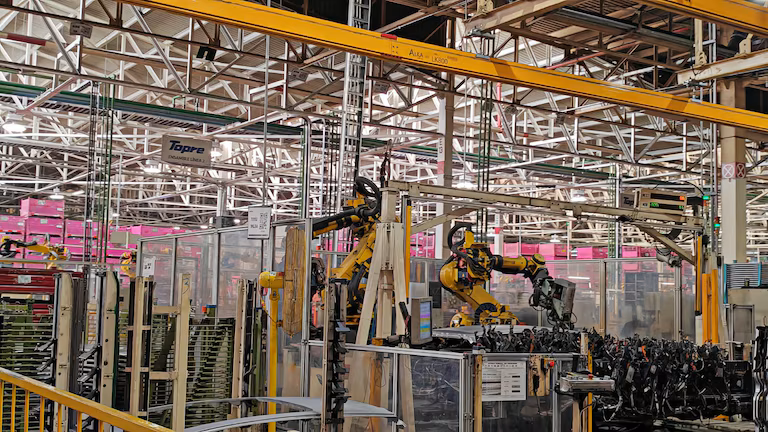 Así funciona hoy una fábrica de vehículos: robots, manos mecánicas y trabajadores que se capacitan para no quedarse atrás