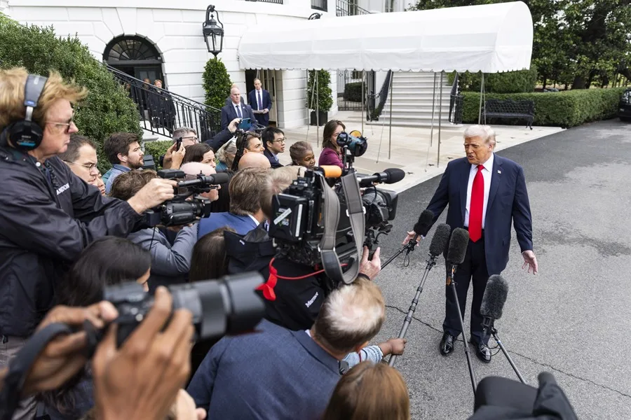 Medios de comunicación vetados por Trump en la Casa Blanca interponen demanda
