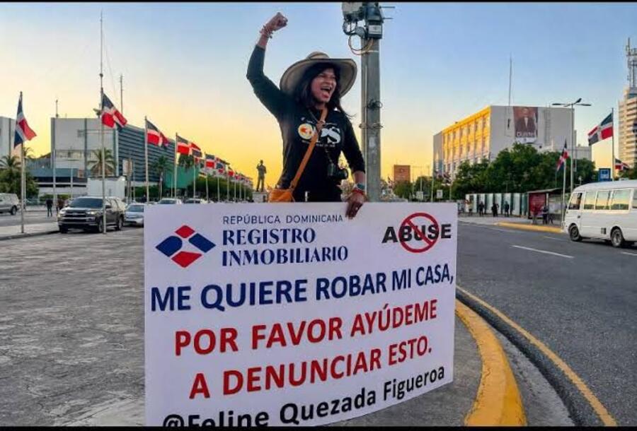 Evitan que abogada y actriz se lanzara de edificio en Plaza Central