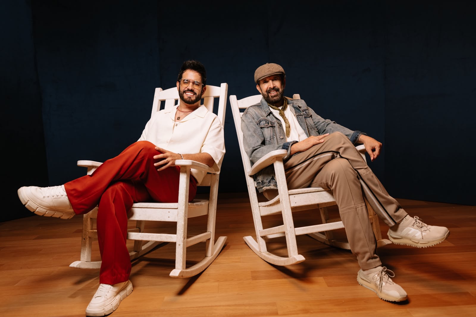 Juan Luis Guerra y Manny Cruz unen sus voces en “Nieve en Verano”
