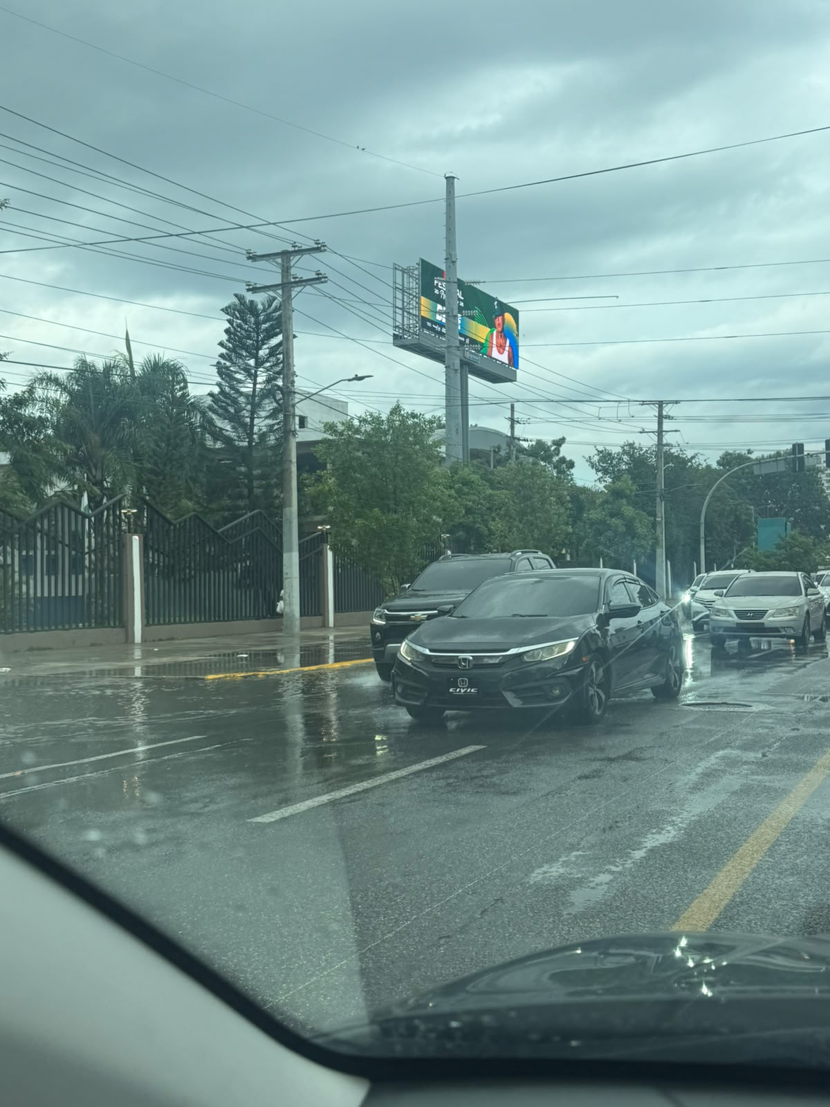 Fuertes aguaceros provocan inundaciones urbanas y monumental tapón en el Gran Santo Domingo