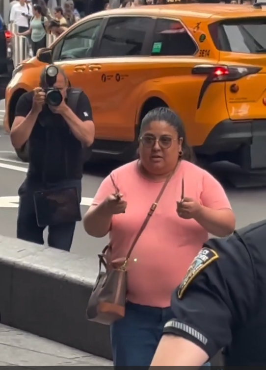 Policía NY abate mujer tras apuñalar mortalmente varias personas