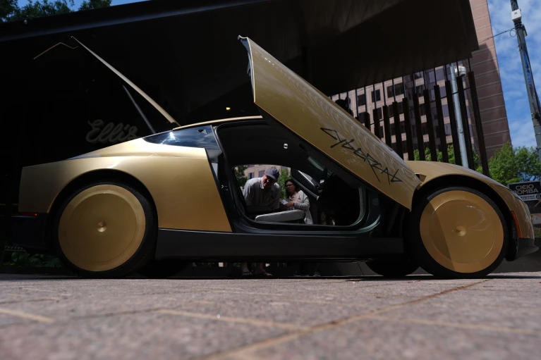 El FBI abre una investigación sobre los taxis sin volante de Musk un día después de que comenzara a ofrecer viajes en ellos