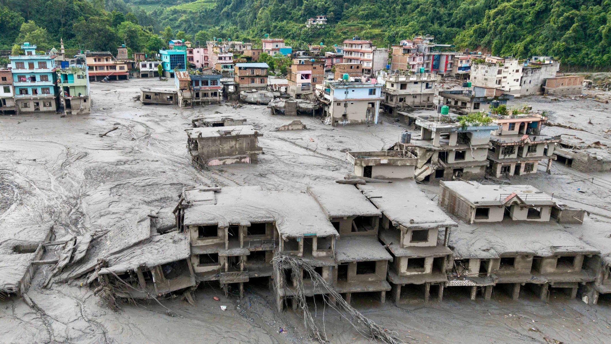 Nepal: elevan a 987 los muertos y reducen a 3,916 los desaparecidos