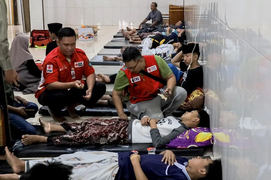 Más de 500 estudiantes hospitalizados por alimentos del programa escolar gratuito de Indonesia