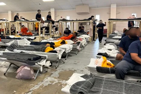 Un informe destapa el hacinamiento y abusos en centro de detención de migrantes en Florida