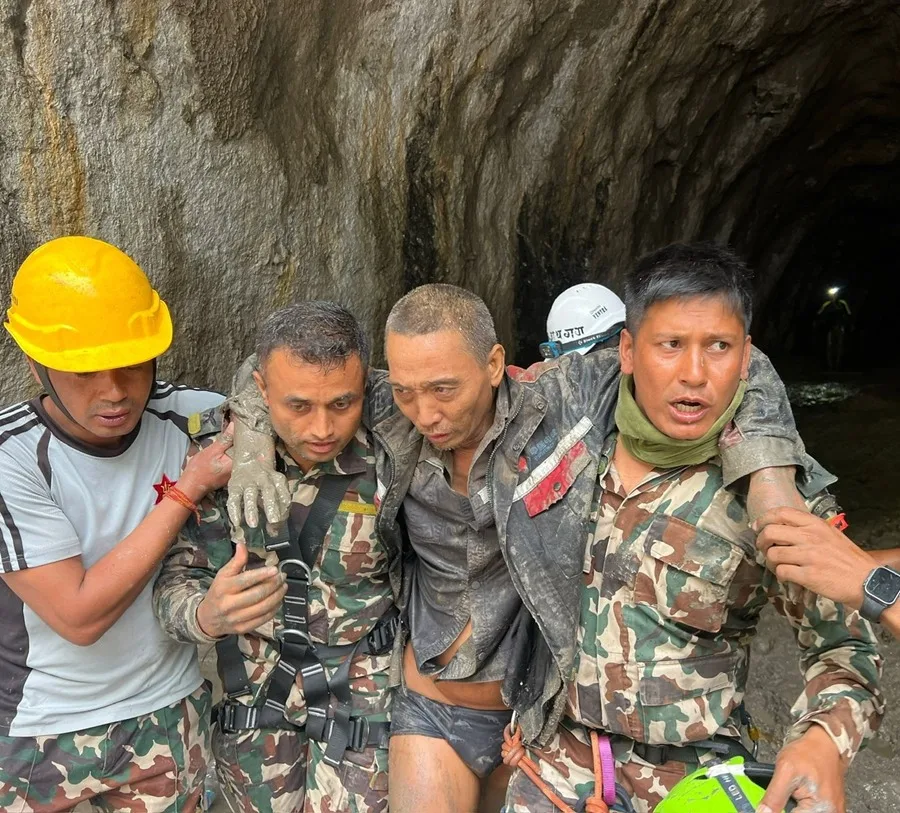 Rescatan con vida a un ciudadano chino y a una mujer de 64 años tras riada en Nepal