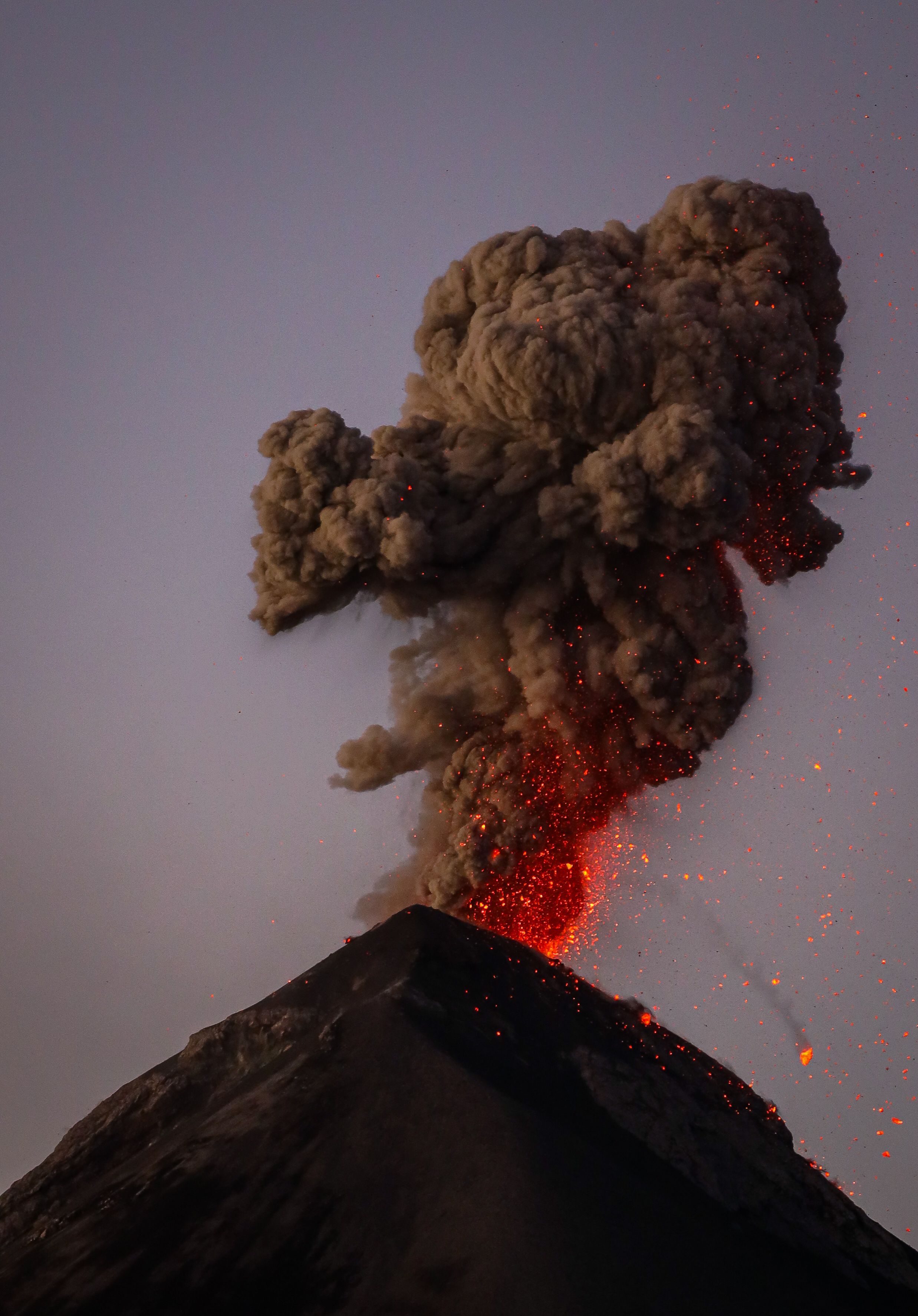 Anak: el volcán que recuerda la tragedia de “su padre” Krakatoa