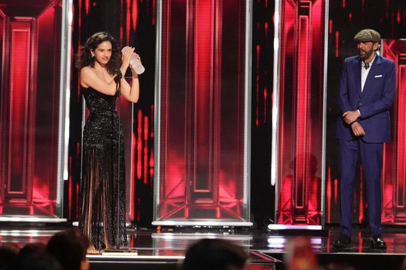 Juan Luis Guerra entrega a Rosalía el Premio Billboard Salón de la Fama