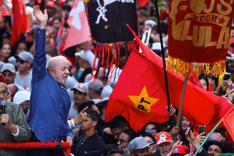 Lula adelantó los pagos del programa social Bolsa Familia para que los 50 millones de beneficiarios cobren antes del balotaje en Brasil