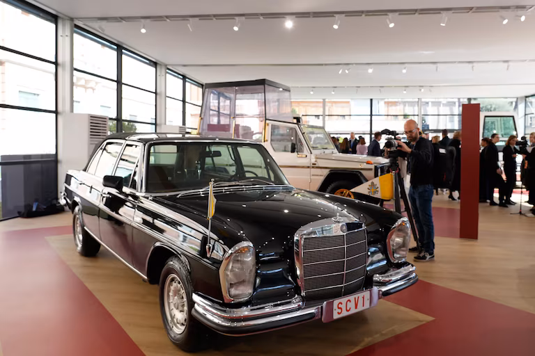 El Vaticano inauguró una exposición con ocho modelos de papamóvil utilizados desde 1930