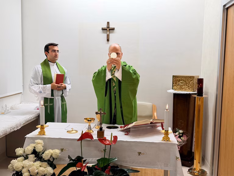 El Vaticano publicó la primera foto del papa León XIV tras la cirugía y un nuevo parte médico: “Mejora constante”