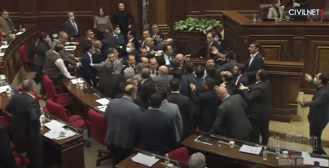 Armenia: sesión parlamentaria termina a los golpes y sillazos