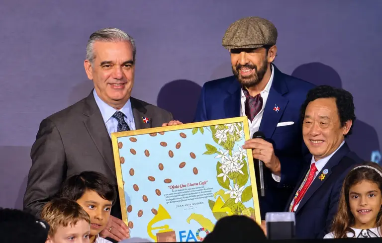Juan Luis Guerra recibe homenaje de la FAO por “Ojalá que llueva café”