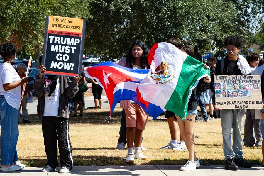 Un juez federal bloquea las multas de Trump a inmigrantes por no salir del país