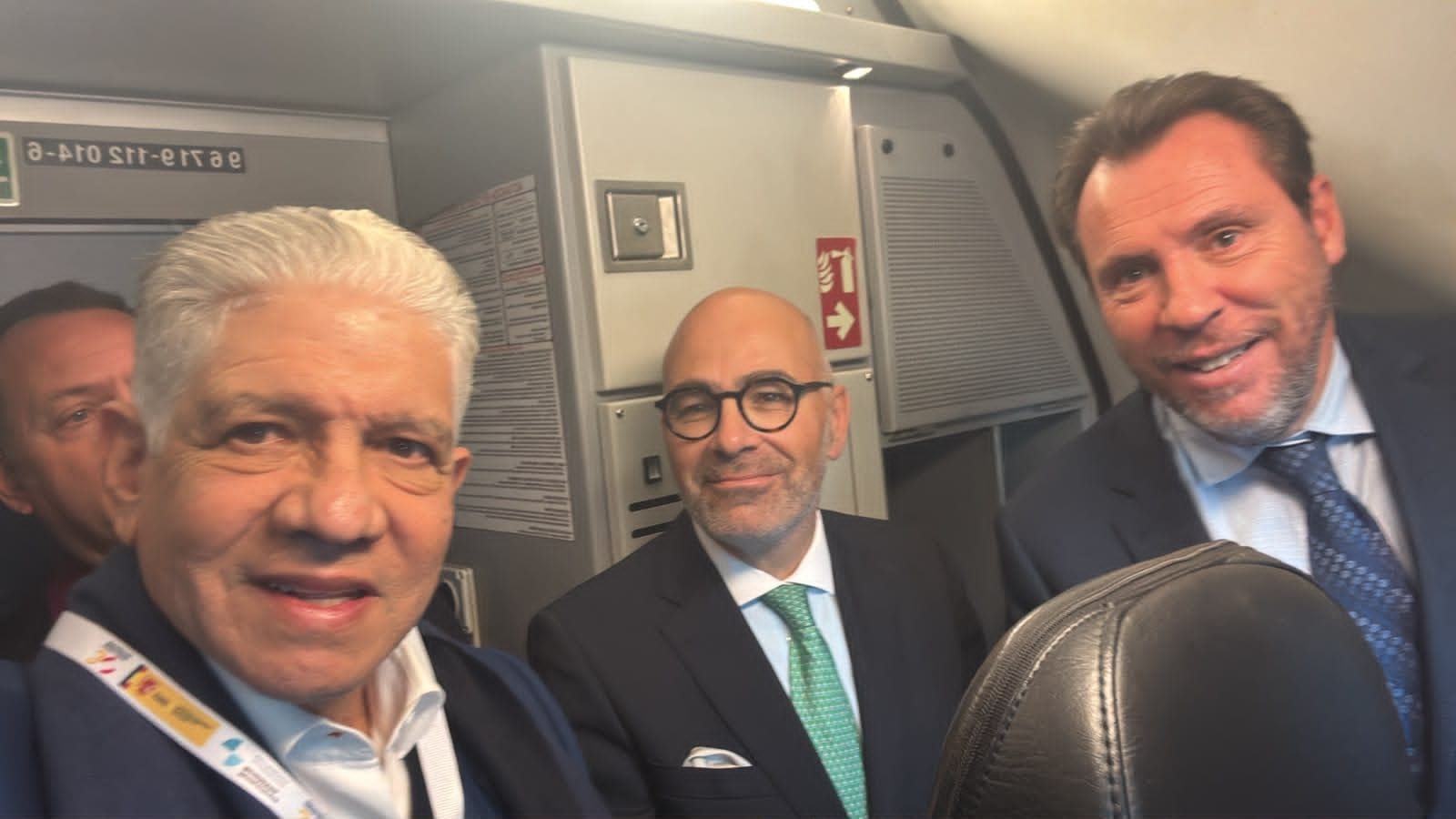 Eduardo Estrella conoce de cerca el tren de alta velocidad español junto a ministros de España y Portugal