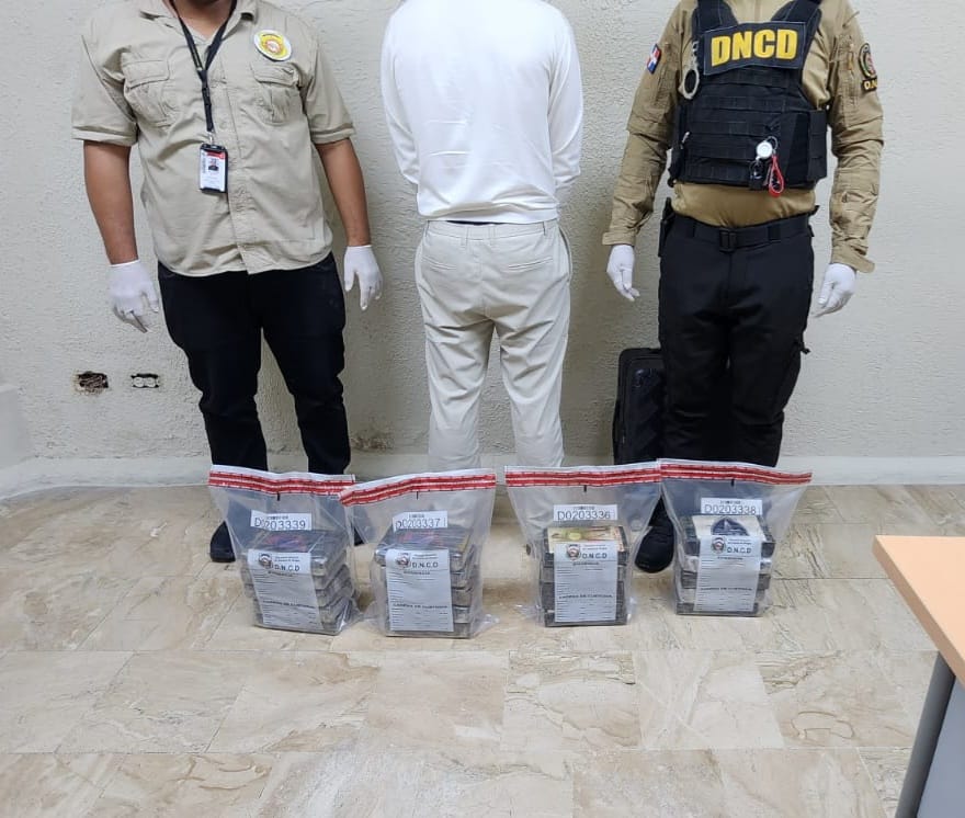 Punta Cana: español intentó sacar 20 paquetes de cocaína y fue arrestado en aeropuerto