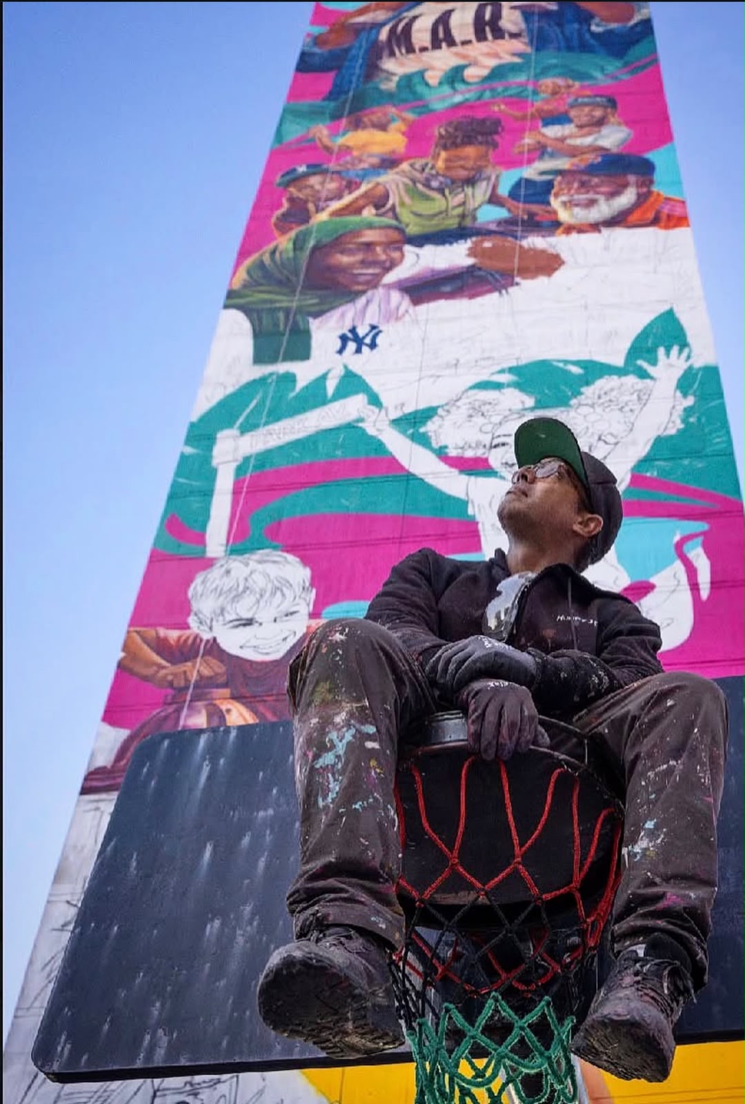 Angurria lleva la imagen de la mujer dominicana en rolos a un mural monumental en El Bronx