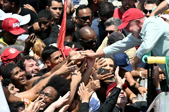 Lula y Bolsonaro cierran sus campañas en Brasil a horas de la segunda vuelta presidencial