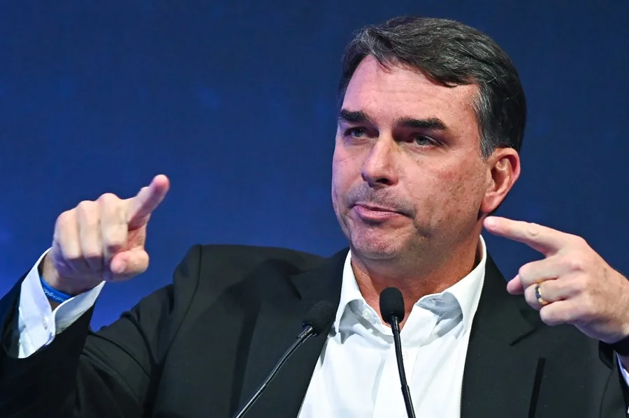 Investigan a la campaña de Flávio Bolsonaro por financiación irregular e injerencia externa