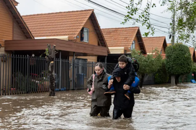 Fuertes lluvias provocan inundaciones en la capital de Chile que arrastran autos y escombros
