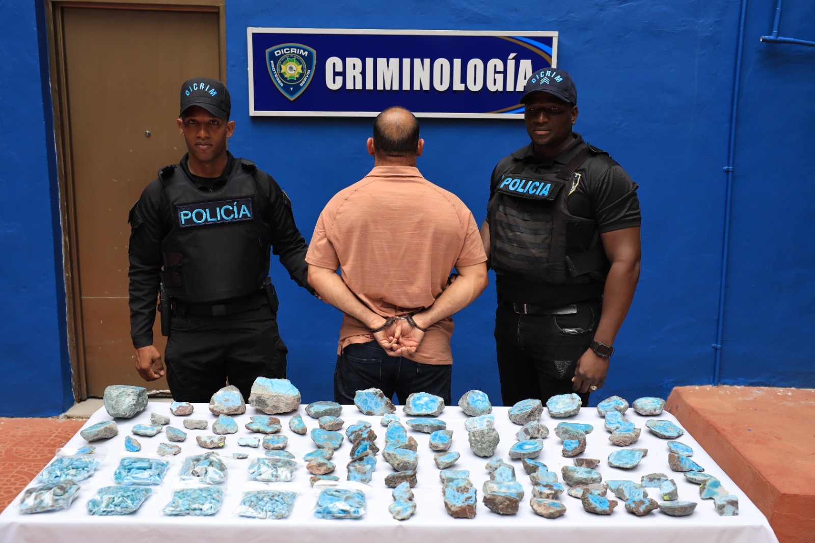 Policía recupera piedras de larimar valoradas en RD$1.5 millones tras robo y estafa en la Zona Colonial