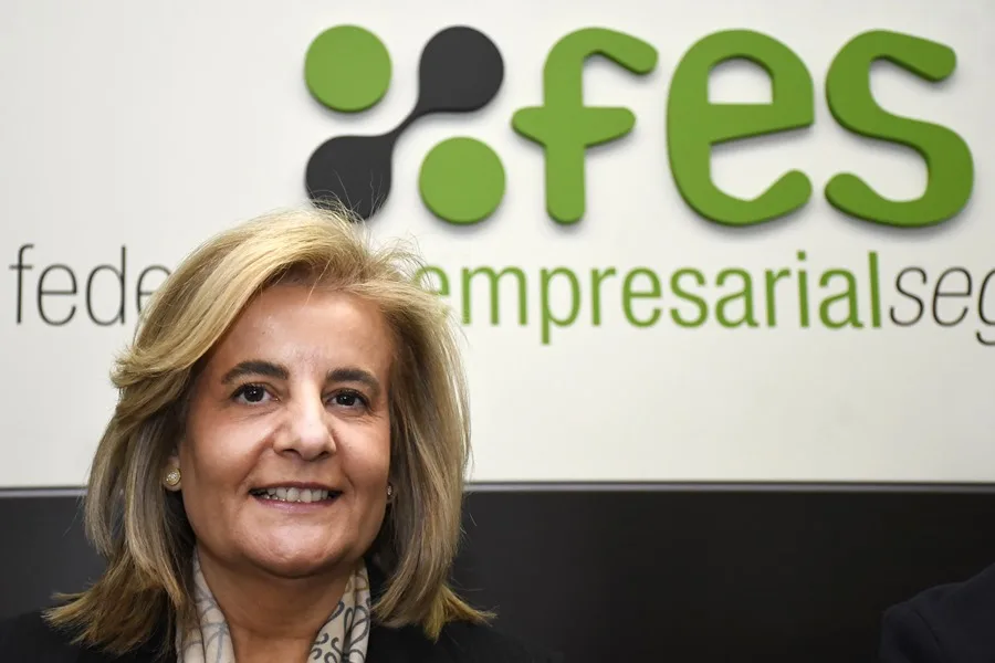Fátima Báñez permanece desaparecida tras confirmar la CEOE que viajaba en uno de los trenes