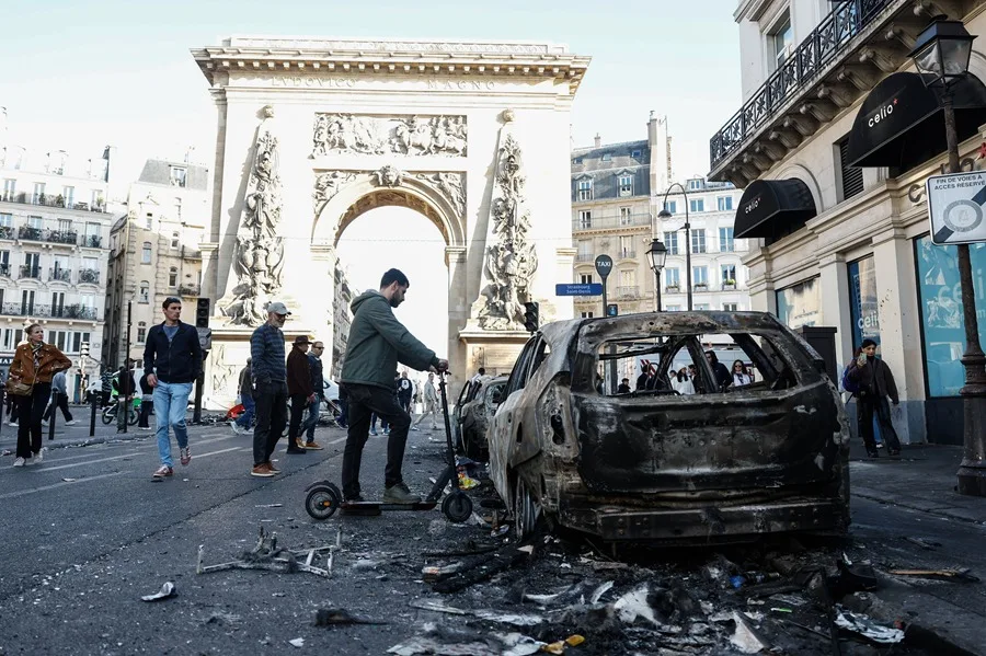 Caos en Francia; protestas dejan 500 agentes heridos, saqueos y vehículos quemados