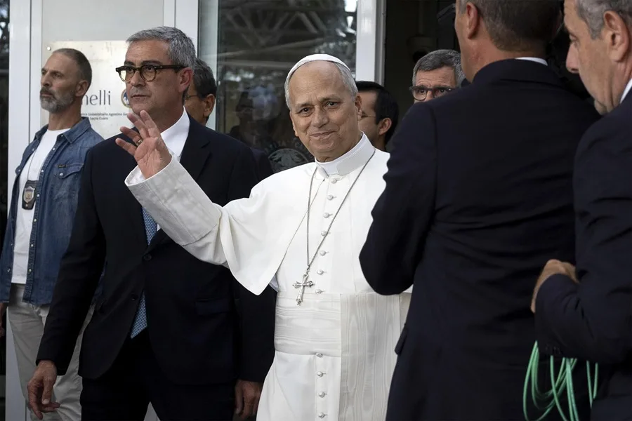 Papa León XIV sale del hospital para regresar al Vaticano tras operación