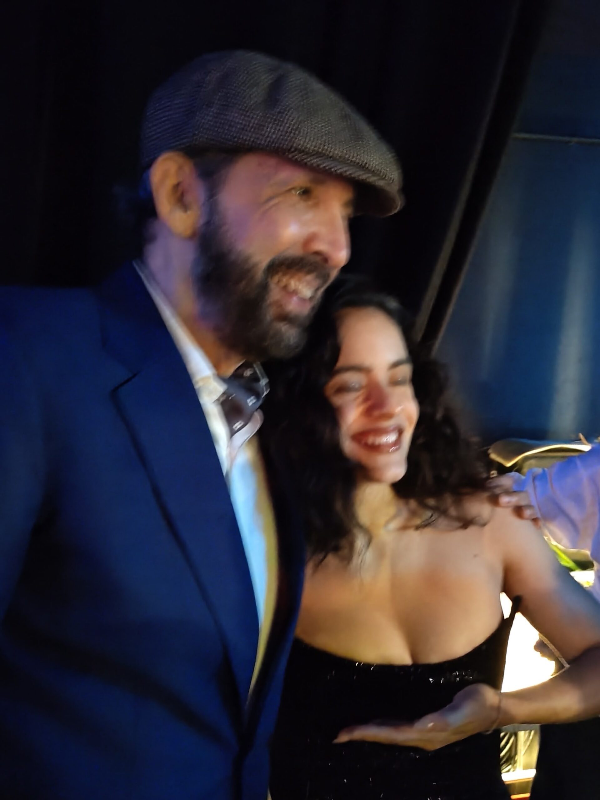Juan Luis Guerra expresa su admiración por Rosalía tras entregarle el Premio Billboard Salón de la Fama